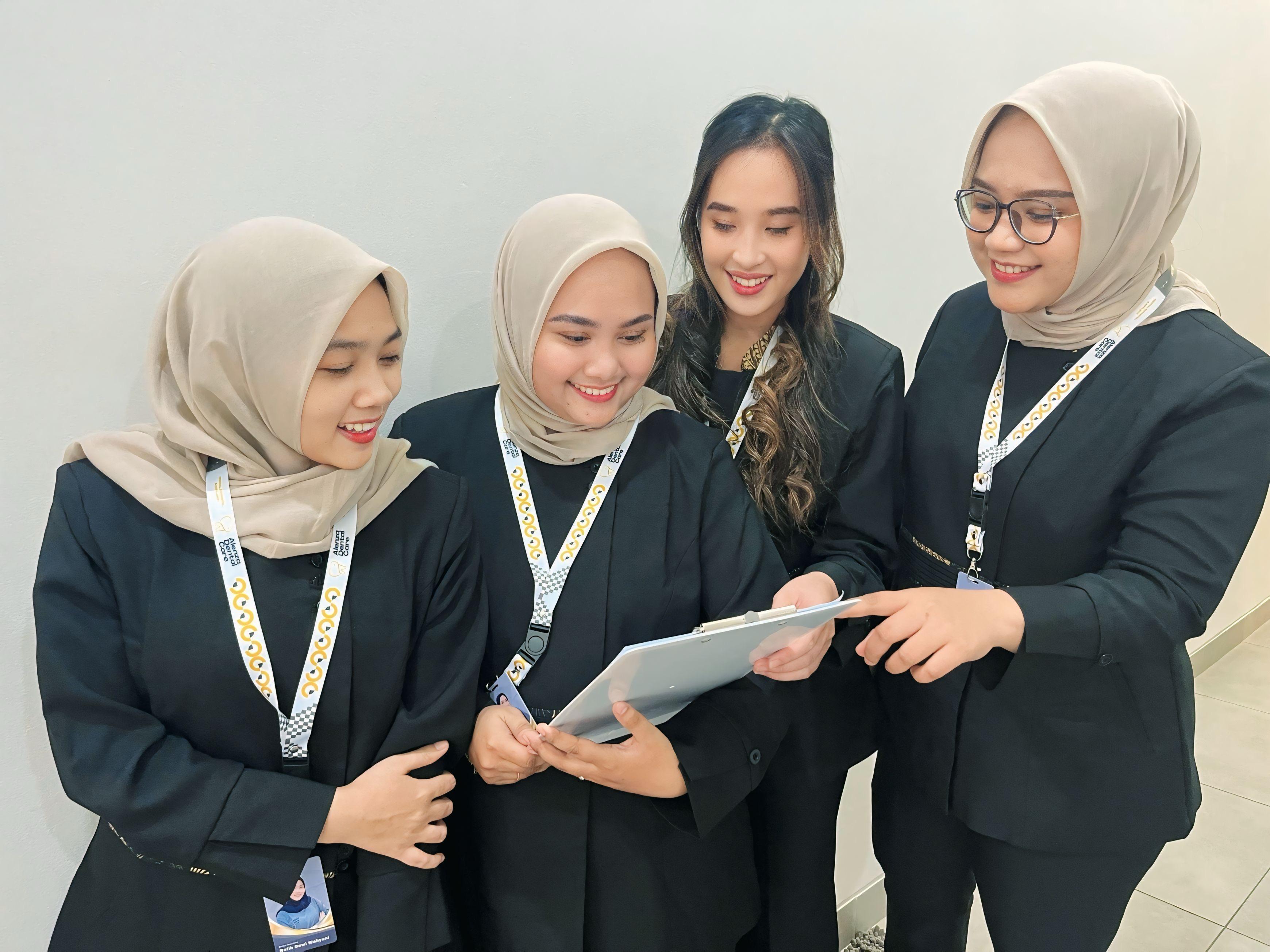 Tim Alenza Dental Care sedang berdiskusi